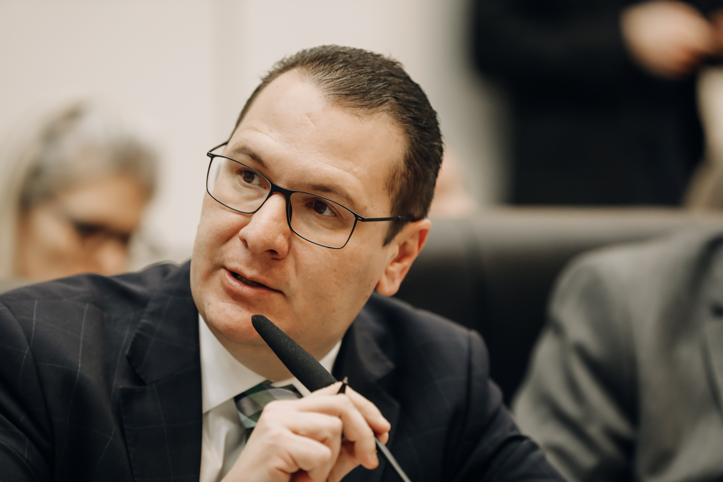Frente Parlamentar fará relatório para alertar Tarcísio sobre crime digital nas escolas